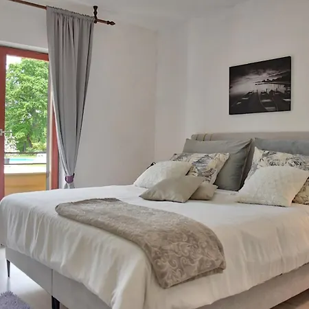 Apartment Susnjici 1 With Pool, Children Playground And Balcony