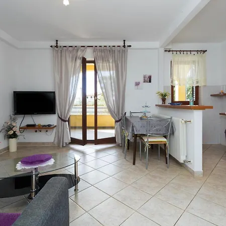 Susnjici 1 With Pool, Children Playground And Balcony *