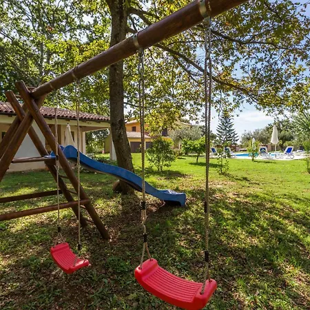 Apartment Susnjici 1 With Pool, Children Playground And Balcony Baderna