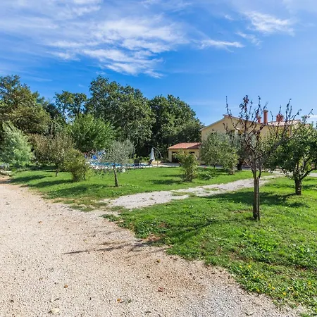 Susnjici 1 With Pool, Children Playground And Balcony * Baderna