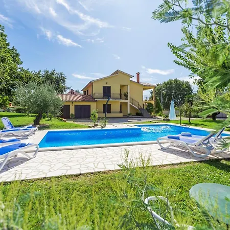 Susnjici 1 With Pool, Children Playground And Balcony * Baderna