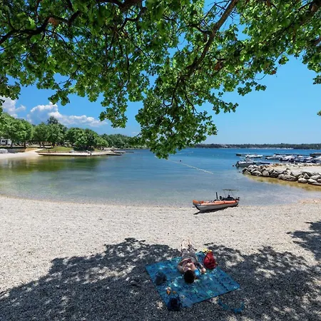 Susnjici 1 With Pool, Children Playground And Balcony * Baderna